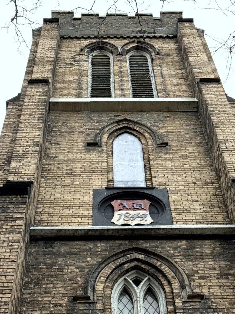 圣乔治教堂塔楼上的建造年份刻字：AD 1844