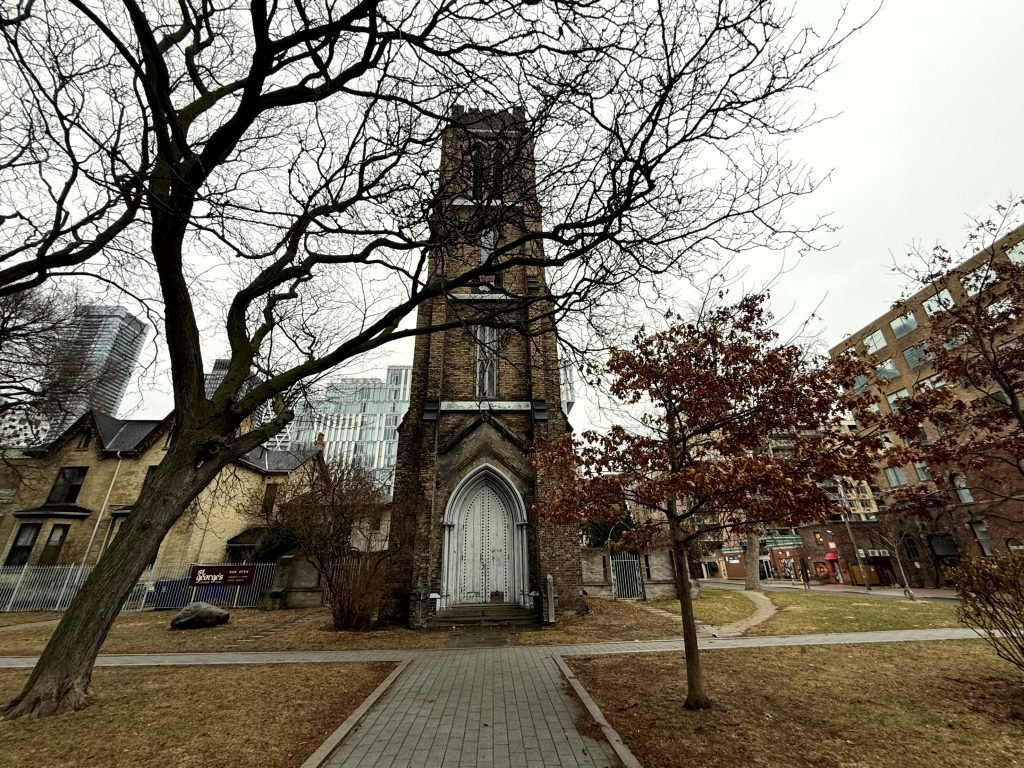 圣乔治殉道者教堂塔楼外景，矗立在现代建筑之间，展现历史与现代的交融